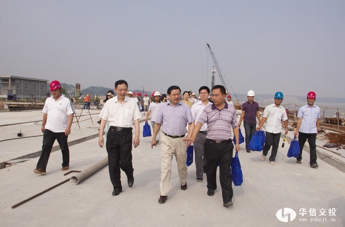 市委常委劉學(xué)甫深入華信交投項(xiàng)目工地&ldquo;送清涼&rdquo;eeeeeeeee.jpg